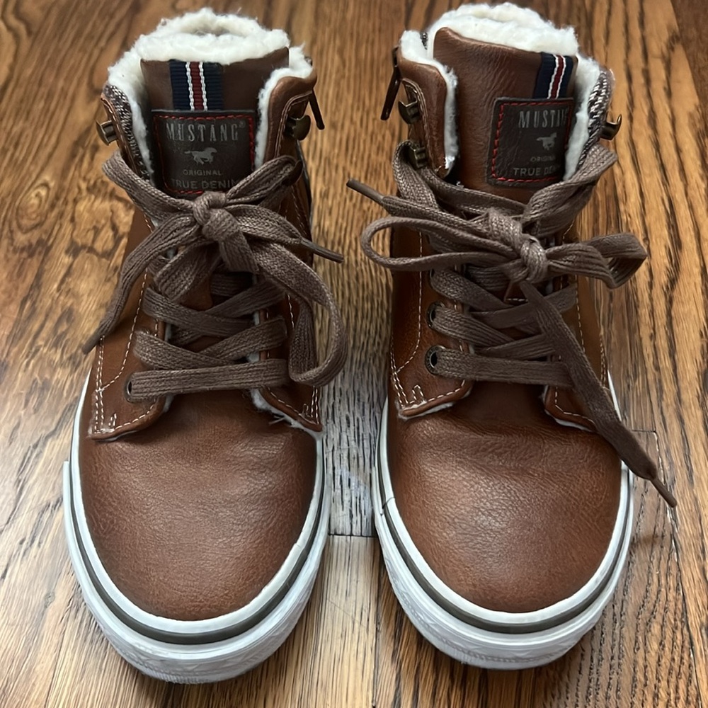 NWOT Mustang Leather boots Sz EU 34